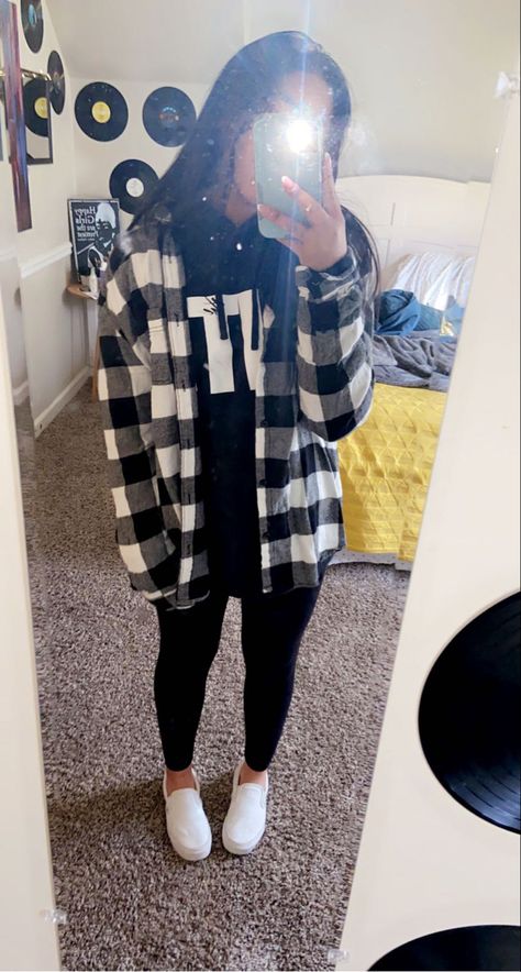 Sweat Pants And Flannel Outfits, Black Jeans With Flannel Outfit, How To Style Black And White Flannel, Flannel With Black Leggings, White And Black Flannel Outfits, Black And White Flannel Outfit Fall, Cute Outfits With Flannels, Black And White Plaid Shirt Outfit, Grey Flannel Outfit