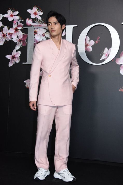 Versace Suits For Men, Pink Suit Men, Okada Kenshi, Koshi Mizukami, Men Fashion Suit, Gq Usa, Kenshi Okada, Versace Suits, Rosé Suit