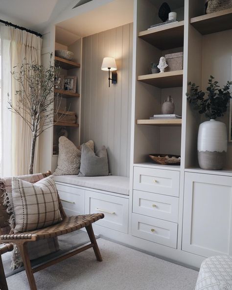 Built In Shelves Living Room, Living Room Built Ins, Mudroom Bench, Built In Shelves, Living Room Inspo, Home Office Design, Front Room, Built Ins, Living Room Interior