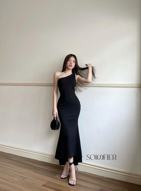 Black Dress For Party Classy, Winter Dresses Soiree, Long Dress Outfit Formal, Semi Formal Party Dress, Simple Prom Dress With Sleeves, Formal Black Dress Outfit Classy, Black Dress Outfit Classy Elegant Formal, Modern Elegance Fashion, Classy Black Dress Formal