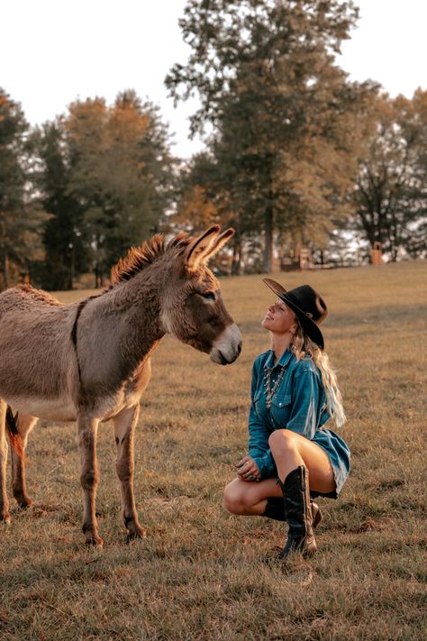 Western Photos, Animal Photoshoot, Easter Photoshoot, Christmas Card Pictures, Western Photo, Insta Photos, Cowgirl Aesthetic, Senior Picture Ideas, Senior Poses