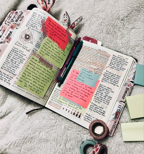 How To Decorate Notes For Studying, Sticky Note Journal, Study Notes With Sticky Notes, Journal Ideas Sticky Notes, How To Decorate Your Bible, Journal Ideas With Sticky Notes, Journal With Sticky Notes, Journaling With Sticky Notes, Journal Sticky Notes