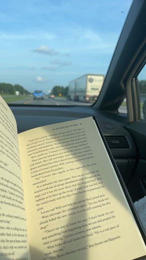 Book Reading Aesthetic Story, Book Aesthetic Outside, Reading And Traveling Aesthetic, Reading In The Car, Reading In Car Aesthetic, Aesthetic Roadtrip Pictures, Car Rides Aesthetic, Book Asthetics Photos, Book In Car Aesthetic