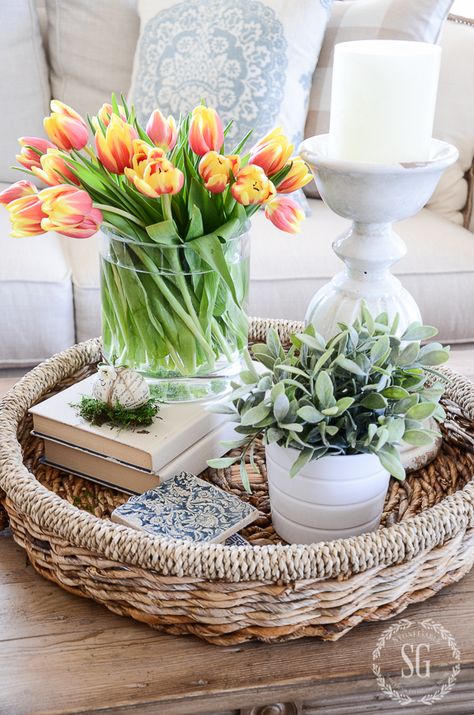 10 Amazing Spring Design Ideas To Try Right Now - She Gave It A Go Små Rum Lidt Plads, Interior Vintage, Diy Casa, Coffee Table Farmhouse, Coffee Table Styling, Decor Pillows, Spring Home Decor, Easy Home Decor, Deco Table