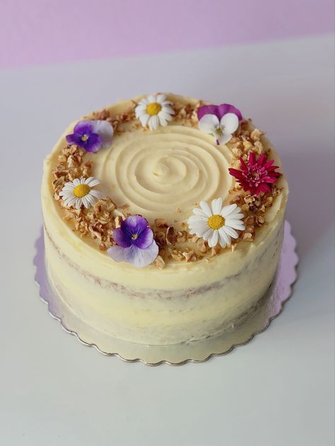 carrot cake with edible flowers ig: nomnom__bakery Postres Aesthetic, Birthday Carrot Cake, Cake With Edible Flowers, Carrot Cake Decoration, Edible Flowers Cake, Birthday Cake For Mom, Carrot Flowers, Simple Cake, Mom's Birthday