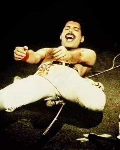 How strong of a soul do you have to be to be able to control your body like that... King Of Queens, Sweet Lover, Queen Freddie Mercury, John Deacon, Queen Band, State Of The Union, Save The Queen, Still Love You, Bohemian Rhapsody