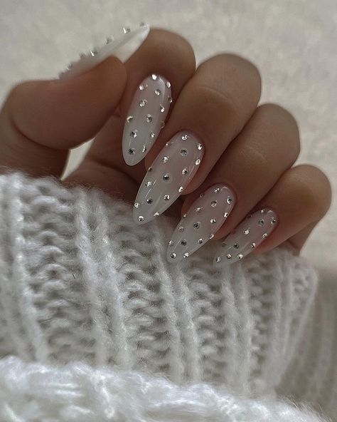 Bride Nails With Diamonds, Stone On Nails Design, Wedding Nails Alternative, Rhinestone White Nails, Rinestine Nails Design Simple, Rinstonestone Nails, White Rhinestone Acrylic Nails, Nails With Strass Sparkle, Jeweled Nails Designs