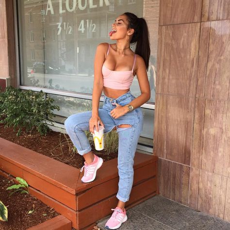 una gran idea para ser femenina y usar un top rosa para las chicas que son mas atrevidas Mode Poses, Claudia Tihan, Style College, Inspired Outfits, Outfit Goals, Girls Fashion, Outfits Casuales, Fashion Clothes, Ripped Jeans