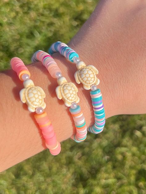 Turtle clay bead bracelet Bracelets Preppy, Make Clay Beads, Clay Bead Necklace, Surf Jewelry, Preppy Bracelets, Clay Bead Bracelet, Preppy Jewelry, Bracelets Design, Clay Bracelet