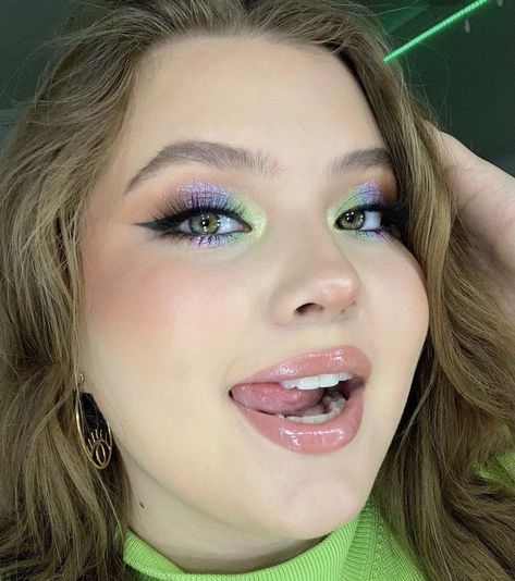 Purple Glitter Eyeshadow, Makeup Verde, Glitter Eyeshadow Makeup, Purple Makeup Looks, Eye Makeup Images, Purple Eye Makeup, Rave Makeup, Graphic Makeup, Eye Makeup Pictures