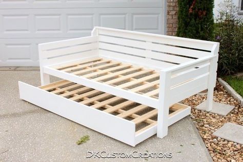 This hand-made bed is an excellent combination of solid wood construction and beautiful white. The whole has an internal lower drawer that can hold the base of the other bed. The ideal solution for your child's room. Diy Daybed With Trundle, Daybed Diy, Diy Daybed, Murphy Bed Ikea, Modern Murphy Beds, Murphy Bed Plans, Pallet Bed, Wood Daybed, Daybed With Trundle