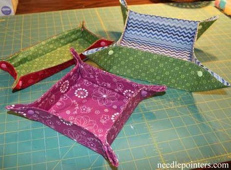 How To Make a Basket Snap Tray (Tutorial) - KAMsnaps® Tela, Couture, Fabric Tray, Lazy Girl Designs, Diy Dice, Travel Tray, Basket Tutorial, Square Fabric, Sew Projects