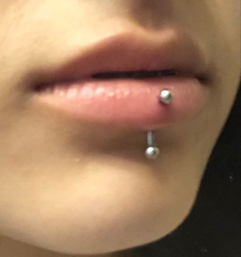 Vertical Labret Small Lips, Vertical Lip Piercing, Labret Vertical, Vertical Labret Piercing, Vertical Labret, Dream Setup, Nail Piercing, Portrait References, Piercing Inspo