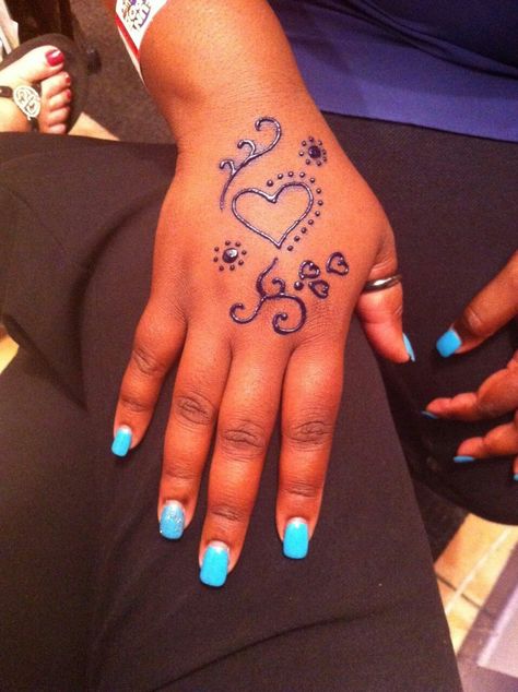 Henna Tattoos Ideas Simple, Cute Hannah Tattoo Easy, Hannah On Hand, Hanna Hand Tattoo, Letter Henna Design, Step By Step Henna Designs Easy, Hanna Tattoo Design, Cute Henna Designs Easy Hand, Y2k Henna