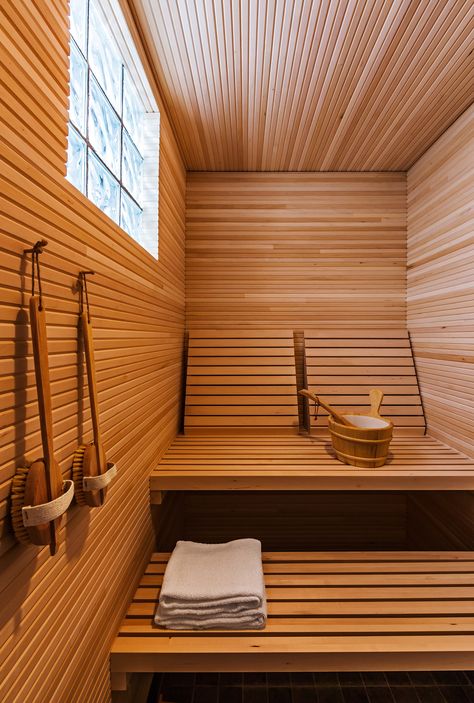 Naturally sleek, this wooden sauna by Salmela Architect is both simple and honest. Wooden Sauna, Sauna Ideas, Modern Saunas, Diy Sauna, Design Hall, Sauna Diy, Sauna House, Hall House, Sauna Steam Room