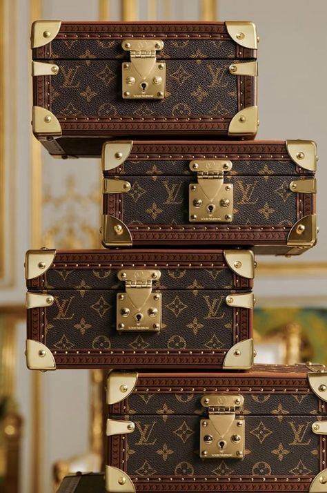 Louis Vuitton Trunks, Online Stories, Louis Vuitton Trunk, Louis Vuitton Luggage, Romantic Paris, Louis Vuitton Store, My Best Life, French Fashion Designers, Fashion Slippers