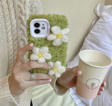 Daisy Iphone Case, Crochet Phone Cover, Daisy Phone Case, Plush Flower, Apple Types, Daisy Crochet, Green Phone Case, Crochet Phone Cases, Flower Iphone Cases