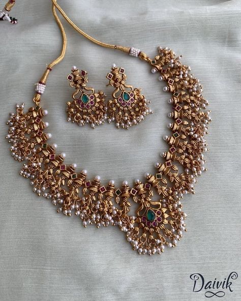 Desi Vibes, Neck Pieces Jewelry, Gold Items, Antique Necklaces Design, Indian Bridal Jewelry Sets, Bridal Jewellery Design, Antique Jewellery Designs, Jewelry Set Design, Gold Necklace Indian Bridal Jewelry