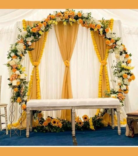 Mehandhi Decoration Ideas, Indoor Haldi Decor Ideas At Home, Haldi Home Decoration Ideas, Haldi Theme Decoration At Home, Red And Yellow Haldi Decor, Mendhi Function Ideas, Haldi Mehendi Backdrop, Haldi Sangeet Decoration, Simple Mehndi Setup At Home