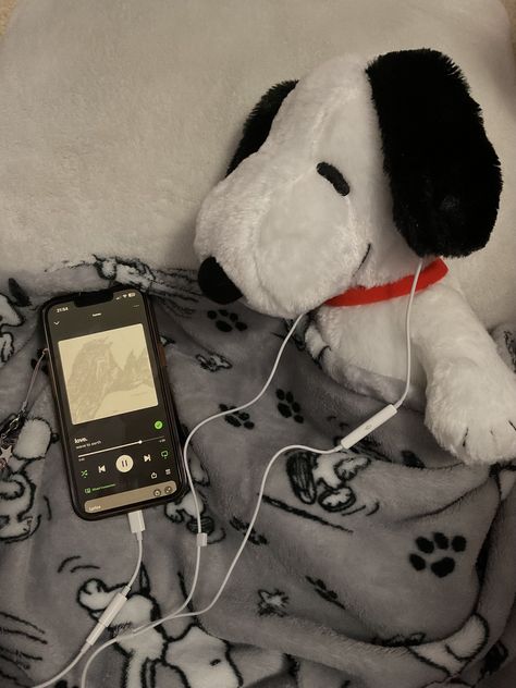 Spotify Playlist Covers Snoopy, Snoopy And Peanut, Snoopy Music Pfp, Snoopy Pfp Aesthetic, Snoopy Profile Pic, Snoopy Plushies, Pfp Snoopy, Snoopy Icons, Snoopy Things