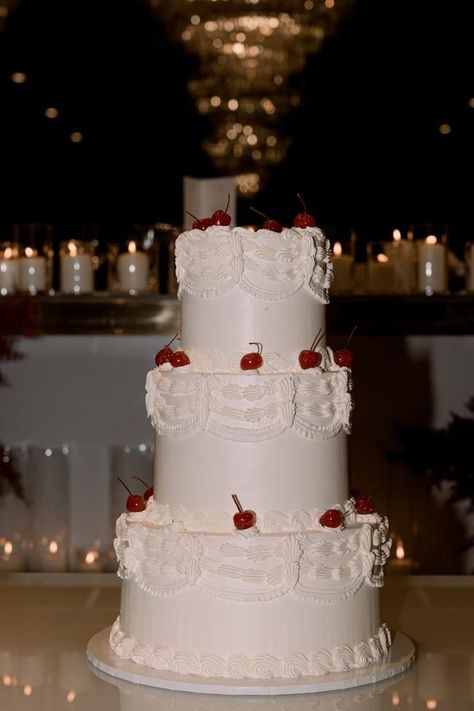 Nawal Sari Wedding, Vogue Wedding Cake, Vintage Wedding Cake With Cherries, Vintage Wedding Look, Wedding Dinner Ideas Food Meals, 50s Wedding Aesthetic, Classic Wedding Cake Vintage, Vintage Inspired Wedding Cake, Cherry Wedding Cake