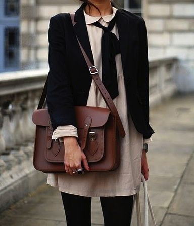 Satchel Style Handbag Styles, Look Formal, Semi Casual, Casual Styles, Estilo Preppy, Best Handbags, Brown Bag, Looks Street Style, Outfit Trends