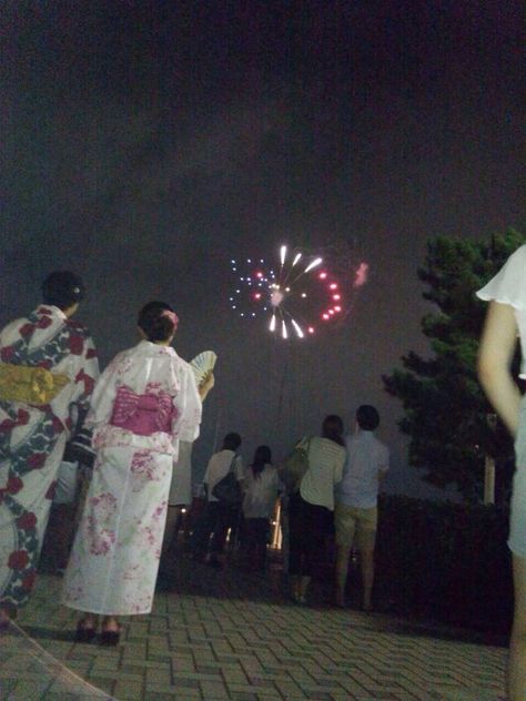 Fireworks In Japan, Japan Summer Festival Aesthetic, Japanese Summer Festival Aesthetic, Japan Festival Aesthetic, Japanese Festival Aesthetic, Japanese Summer Aesthetic, Japanese Fireworks Festival, Outfits In Japan, Japan Fireworks