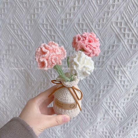 Crochet carnation vase, gifts for mothers day, home decorate, dm for order🌸🌸 #crochet #crochetflower #giftsformom #giftsforher #crochetcarnationflower #carnation #mothersday Mother Day Crochet Gifts, Crochet Carnation Bouquet, Mini Flower Bouquet Crochet, Crochet Carnation Flower, Carnation Crochet, Crochet Carnation, Crochet Vase, Mother’s Day Bouquet Crochet, Gifts For Mothers Day