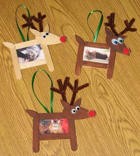 Simple ideas for kid's crafts- Popsicle stick and clothes pin reindeer. Reindeer Craft, Reindeer Ornament, Christmas School, Preschool Christmas, Christmas Classroom, Easy Christmas Crafts, Class Activities, Christmas Ornaments Homemade, Noel Christmas