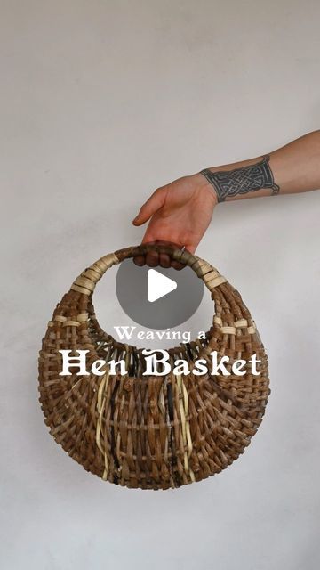 Handmade Baskets Weaving, Diy Basket Weaving, Popular Handbag, Cane Baskets, Basket Weaving Diy, Handbag Design, Basket Weaving Patterns, Old Baskets, Willow Weaving