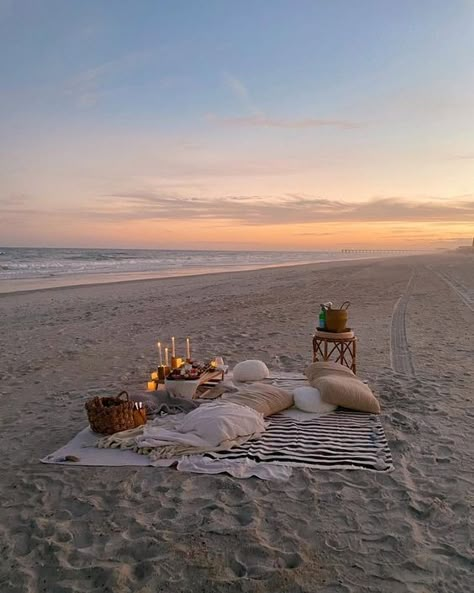 Romantic Picnic Ideas For Couples, Beach Birthday Aesthetic, Beach Picnic Proposal, Wedding Basics, Proposal Ideas Beach, Beach Engagement Party, Seasons Aesthetic, Romantic Beach Picnic, Beach Picnic Party