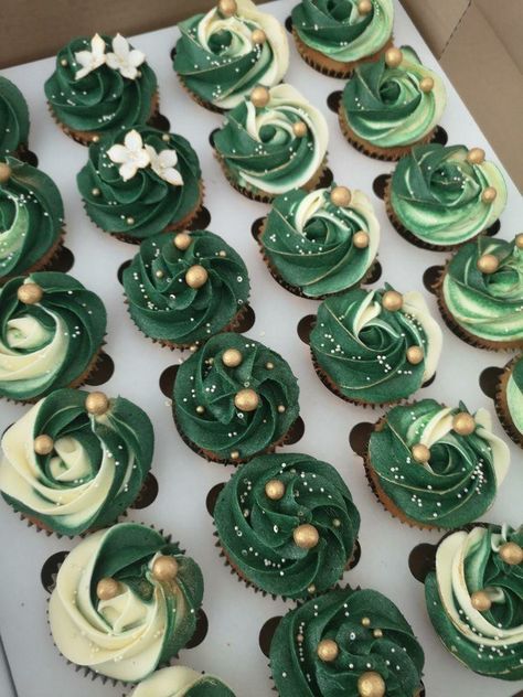 Tiana Wedding Cake, Dark Green Macarons, Emerald 15 Theme, Emerald Theme Birthday Party, Hunter Green Cupcakes, Princess And The Frog Wedding Food, Emerald Green Cupcake Ideas, Emerald Green Cupcakes Weddings, Emerald Green Birthday Decorations