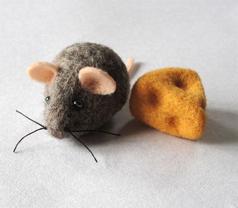 NEW - Needle Felted Mouse & Cheese Set Mouse And Cheese, Felt Making, Needle Felted Mouse, Needle Felting Tutorial, Felted Mouse, Pumpkin House, Needle Felting Diy, Felting Ideas, Needle Felting Tutorials