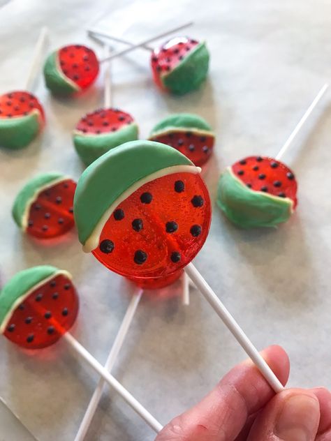 Lollipop Making, Home Made Lollipops, Watermelon Lollipops, Homemade Suckers Lollipops, Lollipop Recipe Without Corn Syrup, Easy Lollipop Recipe, Root Beer Candy, Fun Easy Desserts, Handmade Lollipops