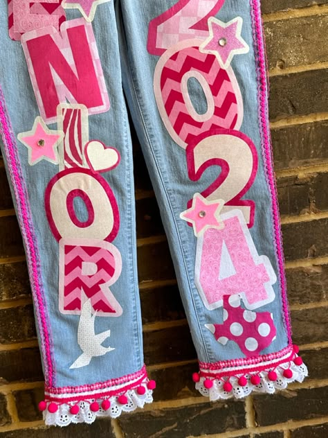 Cheer Painted Jeans, Diy Spirit Jeans, School Spirit Overalls Ideas, Senior Hoco Jeans, Hoco Overalls, Hoco Pants, Homecoming Jeans Ideas, Senior Clothes, Homecoming Overalls