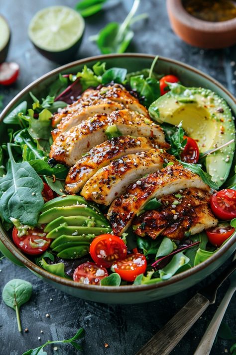 Grilled chicken salad with avocado, cherry tomatoes, and mixed greens in a bowl. Avocado Salad With Chicken, Fresh Food Ideas, Healthy Food Ideas Salad, Healthy Recipes To Lose Belly, Chicken Breakfast Ideas, Dishes With Avocado, Fast Recipes Dinner, Chicken And Avocado Recipes, Ayurvedic Meals