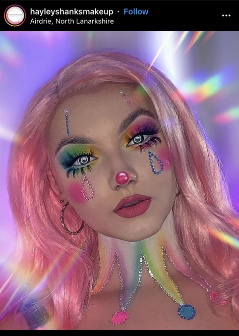 Pastel Halloween Makeup, Candy Clown Makeup, Pastel Clown Costume, Clown Barbie, Pink And Red Makeup Looks, Pastel Clown Makeup, Maquillaje De Payaso Mujer, Pink Clown Makeup, Cat Eye Makeup Halloween