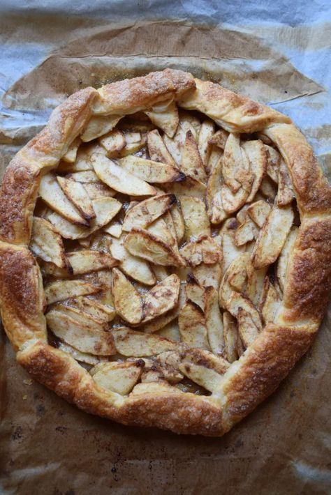 Puff pastry Apple Galette - Julia's Cuisine Apple Frangipane Galette, Puff Pastry Apple Pie Recipe, Apple Tart Recipe Puff Pastry, Apple Galette With Puff Pastry, Apple Galette Puff Pastry, Gallette Recipe Puff Pastry, Puff Pastry And Apples, Apples Puff Pastry Recipes, Apple Gallette Recipe Easy Puff Pastry