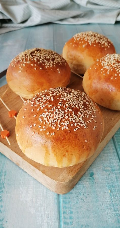 BURGER BUNS RICETTA PERFETTA PANINI PER HAMBURGER. Quelli in commercio non li preferisco. E allora preparo i burger buns in quantità industriali li congelo per averli sempre pronti. https://blog.giallozafferano.it/adryincucina/burger-buns/ #ilmondodiadry #buns #burger #burgerbuns #hamburger #yummyfood #yummy Beautiful Bun Hairstyles, Panini Hamburger, Beautiful Buns, Acidic Foods, Yummy Salad Recipes, Burger Buns, Sliced Almonds, How To Make Bread, Delicious Salads