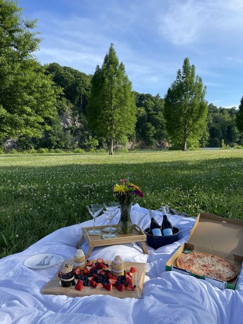 Picnic In Mountains, Blanket Date, Mountain Picnic, Picnic Date Ideas, Moments Aesthetic, Will You Be My Girlfriend, Teach English To Kids, Romantic Picnic, Mountains Aesthetic