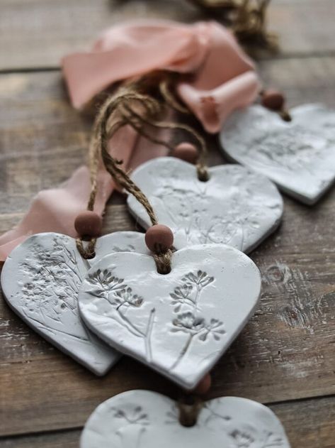 Natal, Clay Heart Ornaments, Beginner Ceramics, Dry Clay Ideas, Air Dry Clay Ideas, Bridal Shower Party Favors, Clay Heart, Diy Air Dry Clay, Air Dry Clay Projects