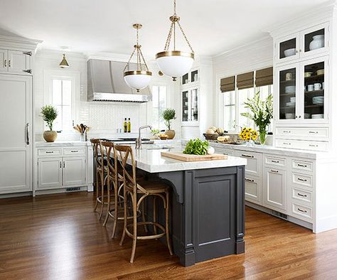 Black and White Kitchen Island. Love the drawers under the upper cabinets and the corner appliance garage :) Contrasting Kitchen Island, Appliance Garage, Traditional Kitchen Design, Kabinet Dapur, White Kitchen Island, Kitchen Cabinets Decor, Dark Kitchen, Classic Kitchen, White Kitchen Design