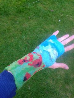 Apulina: How to make wet felted arm warmers / fingerless gloves with poppy design Flat Felting, Handmade Gloves, Flower Felt, Felting Ideas, Wet Felting Projects, Felt Pictures, Felting Wool, Arm Cuffs, Needle Felting Tutorials