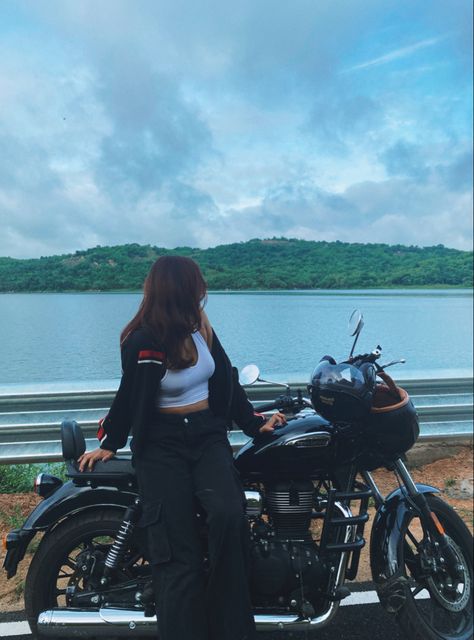 Scenic bike ride fr Motorcycle Photoshoot Women Aesthetic, Couple Bike Pose, Couple Car Poses Aesthetic, Women Bikers Photography, Bike Pics Aesthetic, Bike Poses For Women, Girl Riding Bike Aesthetic, Motorcycle Poses For Women, Bike Girl Aesthetic