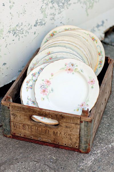 Use mix-and-match china at your wedding for a fun shabby-chic vibe Vintage China Wedding, Cocina Shabby Chic, Vintage Party Decorations, Mismatched Plates, Stile Boho Chic, Decoration Shabby, Mismatched China, Estilo Shabby Chic, Vintage Wedding Theme