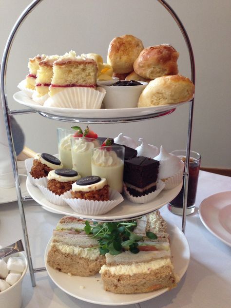 English Afternoon Tea, Best Afternoon Tea, Afternoon Tea Recipes, Tiered Serving Trays, Tea Party Food, Afternoon Tea Parties, Cream Tea, Tea Sandwiches, What Time Is