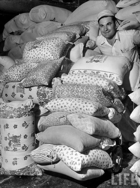 When they realized women were using sacks to make clothes for their kids, flour mills started using flowered fabric . - Imgur Sack Dress, Dust Bowl, Make Clothes, Bonnie Clyde, Harbin, Feed Sacks, Interesting History, Flour Sack, Faith In Humanity