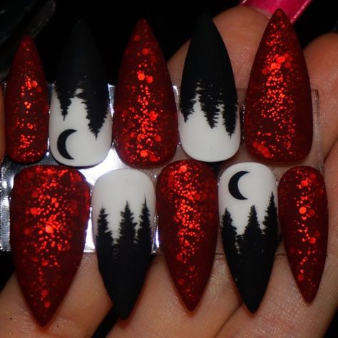 Christmas Nails 2023 Stiletto, Halloween Christmas Nails, Yule Nail Art, Gothmas Nails, Creepy Christmas Nails, Halloween Stilleto Nails, Christmas Stilleto Nails, Spooky Christmas Nails, Goth Winter Nails