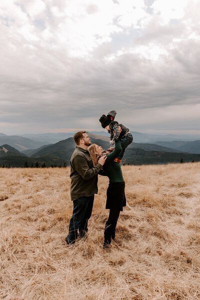 Oregon Family Photos, Family Photos Mountains, Desert Family Photos, Professional Family Photos, Photo Poses Family, Outfit Ideas Maternity, Unique Family Photos, Beach Studio, Family Photo Outfit Ideas