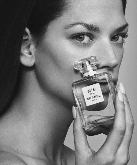 Promotional Photoshoot Ideas, Perfume Editorial Photography, Chanel Perfume Photography, Perfume Shoot Ideas, Perfume Photoshoot Ideas, Perfume Photography Model, Parfume Photoshoot Ideas, Fragrance Photoshoot, Perfume Editorial